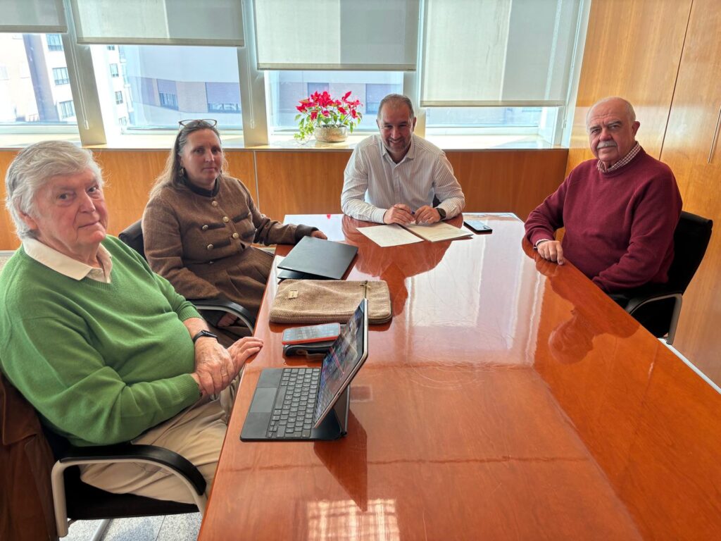 Representantes de la plataforma 'Hay Soluciones para el vertedero de Ibiza' en la reunión con el conseller de Gestión Ambiental.